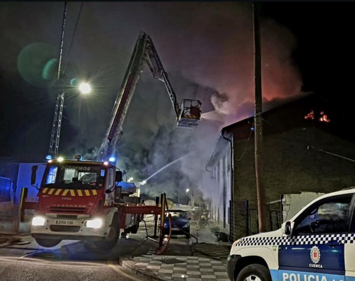 Bomberos y Policía Local de Cuenca trabajando en la calle Fuensanta durante la madrugada para controlar el incendio