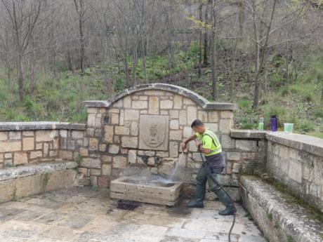 Limpieza y mantenimiento de fuentes en Cuenca como preparación para la Semana Santa