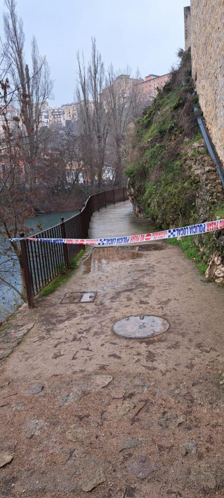 Cortado el paseo peatonal del río Júcar por desprendimientos de rocas