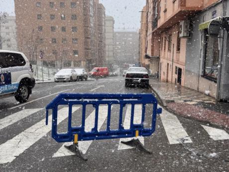 Nieve y bajas temperaturas provocan cierres y despliegue de quitanieves en la capital