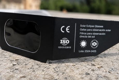 La OCU aconseja utilizar únicamente gafas homologadas para observar el eclipse en Cuenca