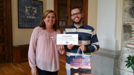 El ganador del concurso ‘Toledo Enamora 2018’ recoge en el Ayuntamiento el cheque para asistir a una Cena a Ciegas