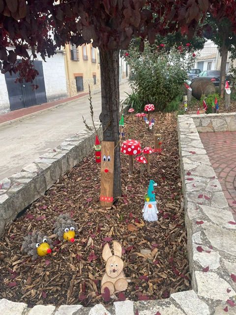 El Ayuntamiento de Gascueña recicla en la decoración navideña del municipio
