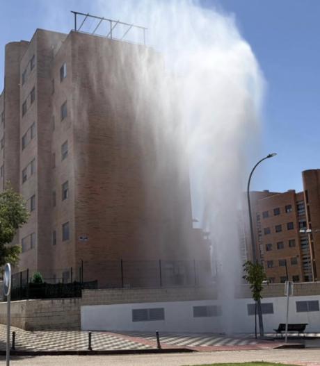 Una rotura de tubería provoca un géiser de hasta 18 metros en Francisco Suay