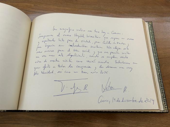 Los Reyes rememoran su luna de miel en Cuenca tras 20 años en el libro de oro del Ayuntamiento