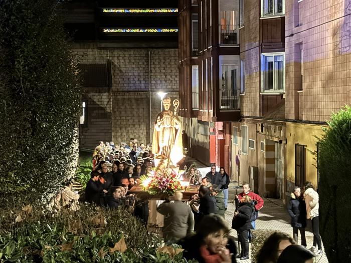 El Barrio de la Fuente del Oro celebra la tradicional procesión de San Julián por sus calles