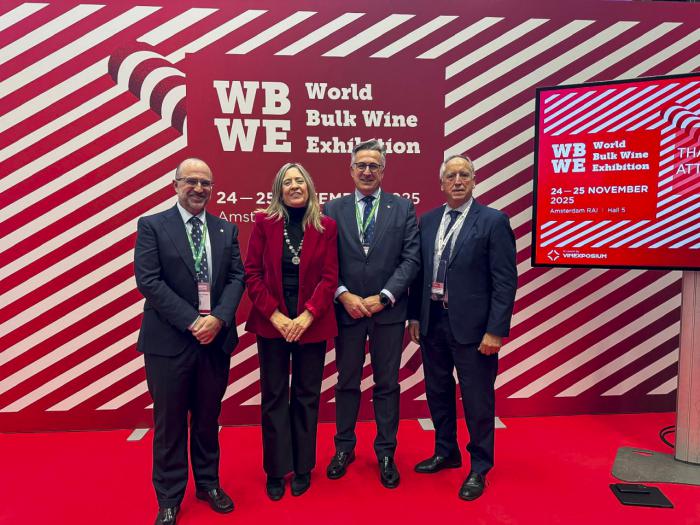 Globalcaja acompaña a las bodegas de Castilla-La Mancha en la mayor feria mundial de vino a granel