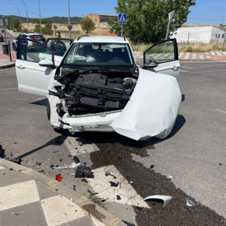 Dos conductores resultan heridos tras una colisión entre dos turismos en el barrio Cerro de la Estrella de Cuenca