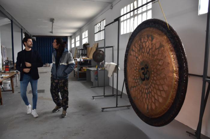 Gongs hechos en Cuenca para el mundo: la historia de un emprendedor con alma sonora