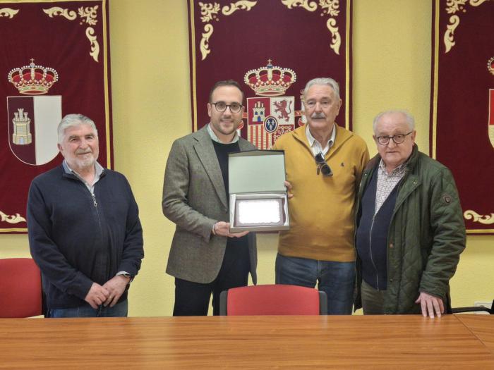 Javier Monsálvez recibe la placa acreditativa como Socio de Honor en el salón de plenos del Ayuntamiento de Graja de Iniesta.
