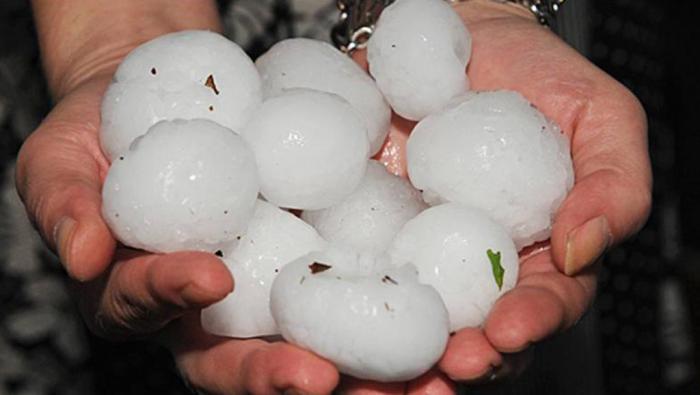 Una tormenta en San Clemente deja granizo como 'pelotas de ping-pong'