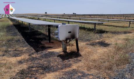 Bomberos de la Diputación sofocan un incendio de vegetación en una planta solar de Olmedilla de Alarcón