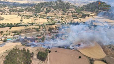 Medios aéreos y terrestres trabajan en la extinción de un incendio en Gascueña
