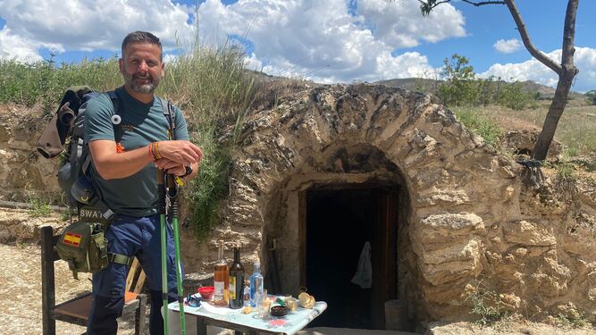 Un guardia civil destinado en Cuenca camina de Zaragoza a Granada contra el cáncer