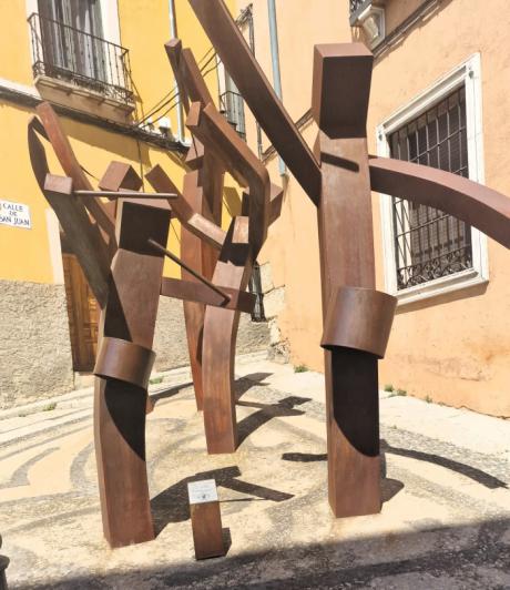 El monumento a Las Turbas de Cuenca recupera su estado original tras ser vandalizado con pintadas