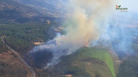 Controlado el incendio que obligó al confinamiento de 600 personas y al corte de la CM-412