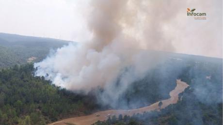Once medios y cinco aeronaves trabajan para controlar un incendio declarado este martes en Enguídanos