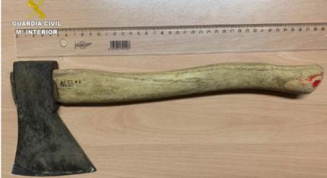 Detienen un hombre por agredir a otro con un hacha