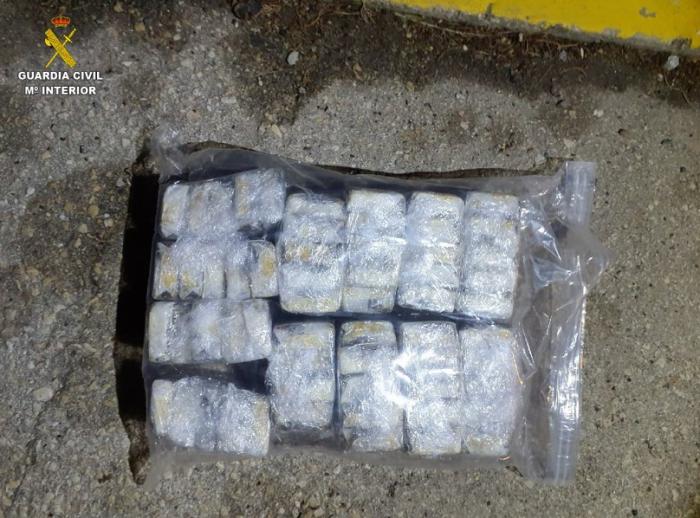 La Guardia Civil aprehende más de 5 kilos de hachís en un vehículo que circulaba por la A-4