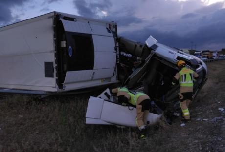 Reabierto el carril derecho de la A-3 en Cervera del Llano tras varias horas cortada por el vuelco de un tráiler