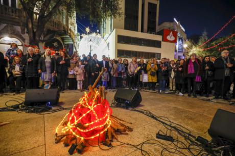 La Zambomba Flamenca llena la Plaza del Altozano de música, tradición y alegría de la mano de la Navidad Cultural de Albacete 
