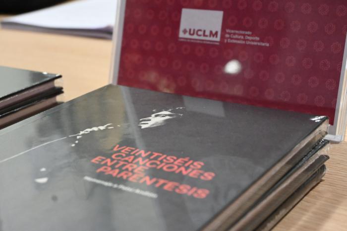 La UCLM recuerda al cantautor y profesor Patxi Andión con una exposición en la sala ACUA