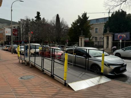 Instaladas plataformas para que las personas en silla de ruedas puedan ver los desfiles en Aguirre y Plaza de la Constitución