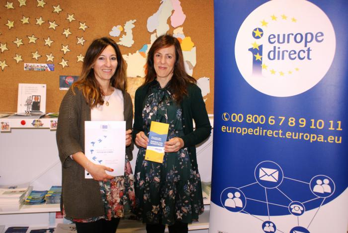 María Gil junto a la directora del Centro de Información 'Europa Directo', Sonia Zornoza