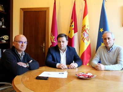 Manuel Serrano durante la reunión mantenida con el decano de la Facultad de Humanidades, Francisco Cebrián