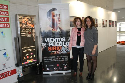 Mª Ángeles Martínez inaugura la exposición “Vientos del Pueblo Sirio” organizada por el Ayuntamiento de Albacete en la Universidad Popular