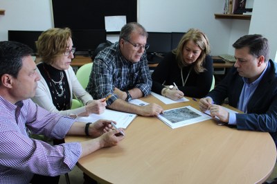 Manuel Serrano durante la reunión mantenida con la junta directiva de la Asociación de Vecinos del Barrio 'San Antonio Abad'