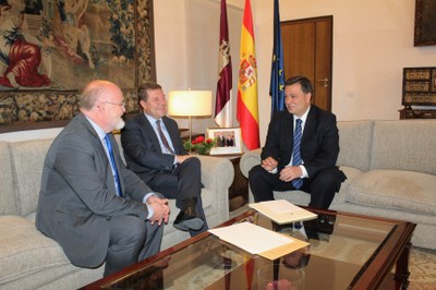Manuel Serrano durante la reunión mantenida con el presidente de Castilla-La Mancha, Emiliano García-Page, y el delegado provincial de la Junta, Pedro Antonio Ruiz Santos