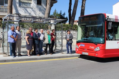 Serrano anuncia que ya se han instalado 8 de las 15 nuevas marquesinas de autobuses con las que contará Albacete en las próximas semanas