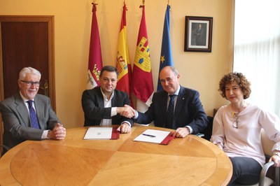 Manuel Serrano tras la firma con el presidente del patronato de la Fundación Globalcaja Albacete, Herminio Molina