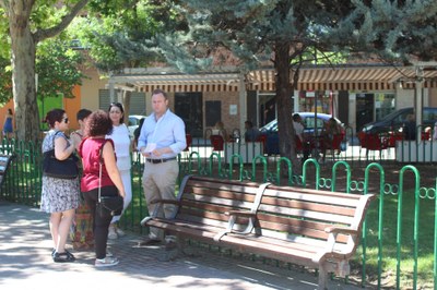 El Ayuntamiento de Albacete se comprometen a estudiar la mejora de la zona de juegos de la plaza del Pelibayo