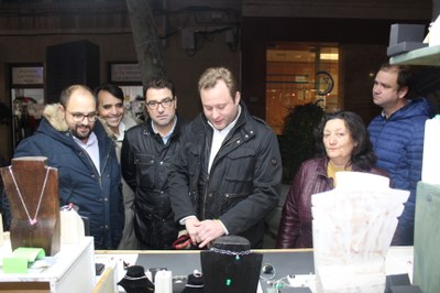 Casañ anima a los vecinos a disfrutar de la rica oferta comercial de la ciudad y valora estas iniciativas como impulsos para dinamizar la actividad económica