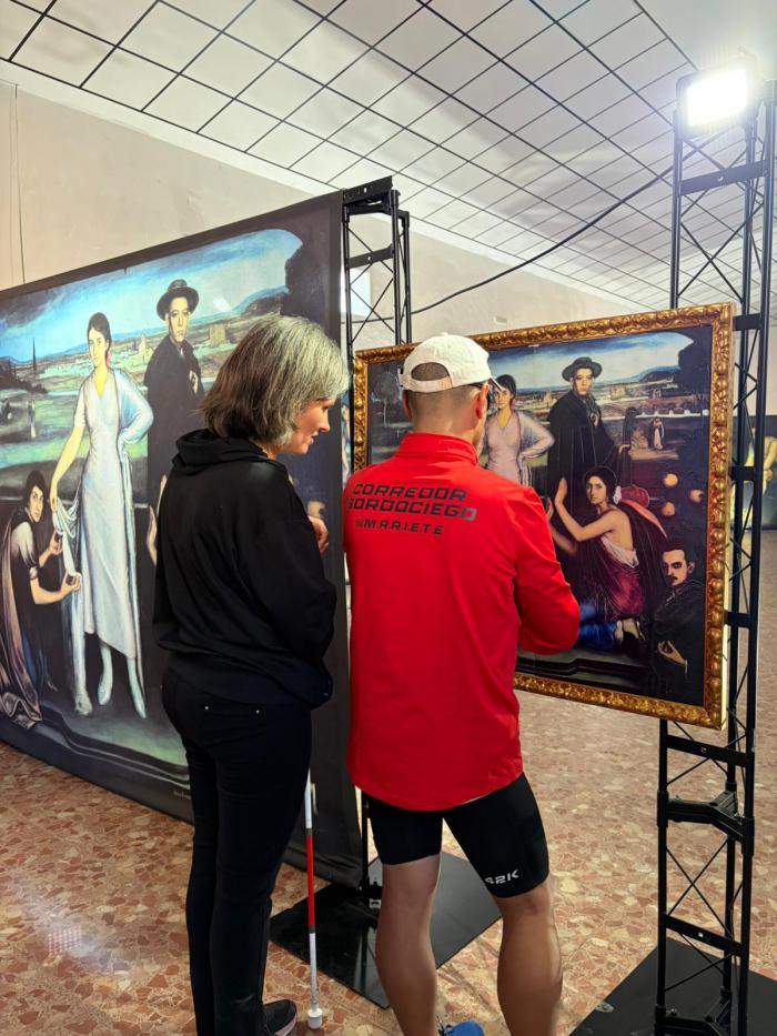 El atleta sordociego Mario Raúl Martínez Castaño hace escala en Villar de Cañas dentro de su reto solidario “Corriendo por la visión”