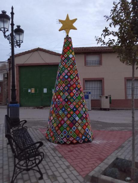 Villar de Cañas inaugura la Navidad con un árbol de ganchillo de 8 metros
