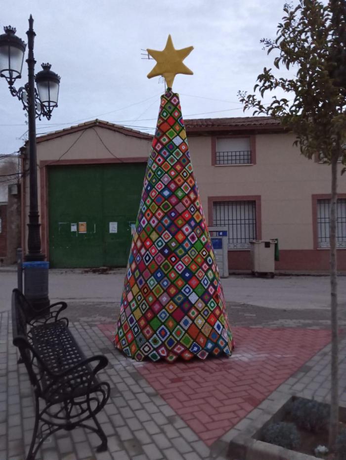 Villar de Cañas inaugura la Navidad con un árbol de ganchillo de 8 metros