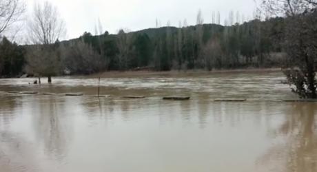 Las lluvias provocan el desbordamiento del río Escabas en Cañamares 