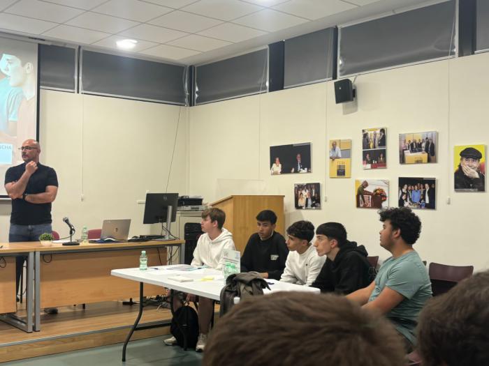 El equipo de 4º de ESO destaca por su rigor y capacidad argumentativa en la competición