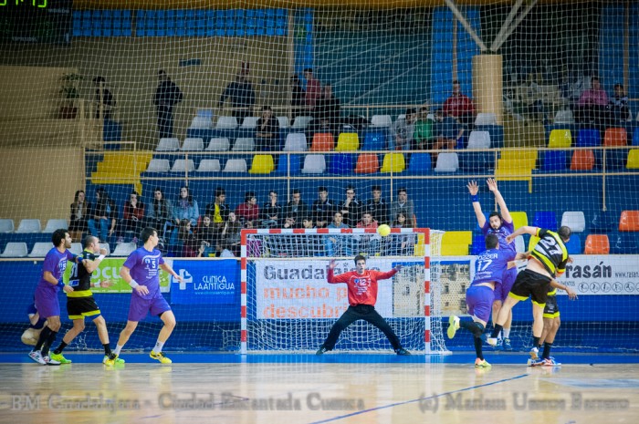 El BM Guadalajara arrasa al Cuenca en los últimos minutos (26-20)