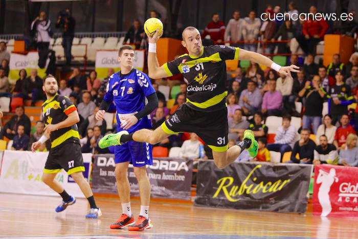 Oliva para al BM Aragón y deja la victoria en bandeja a su equipo (28-27)