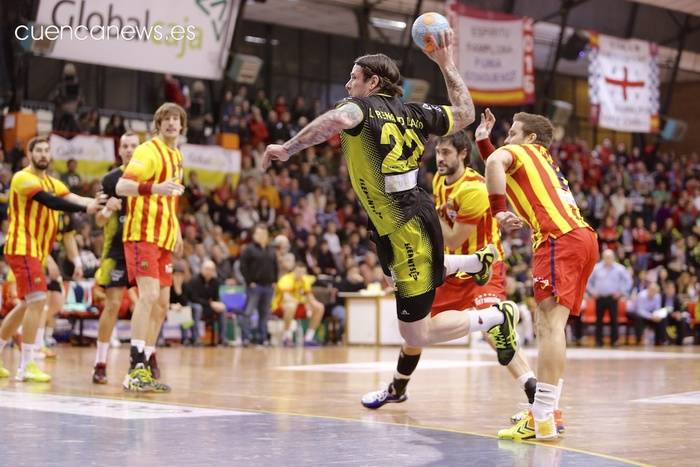 El líder pasa por encima del Ciudad Encantada(22-33)