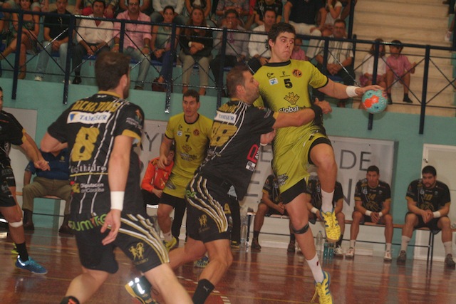 No hay quien gane en el Miguel Salas (27-27)