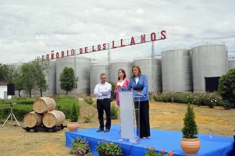 Cospedal: “No nos vamos a resignar a que se hable siempre de nuestra tierra para referirse al paro o a los escándalos”