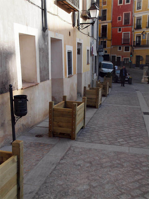 El Ayuntamiento instala 17 jardineras en la calle Zapaterías para mejorar la accesibilidad a las viviendas