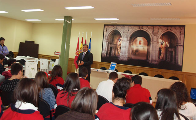 El alcalde recibe a los participantes en el programa Conocer las Ciudades Patrimonio