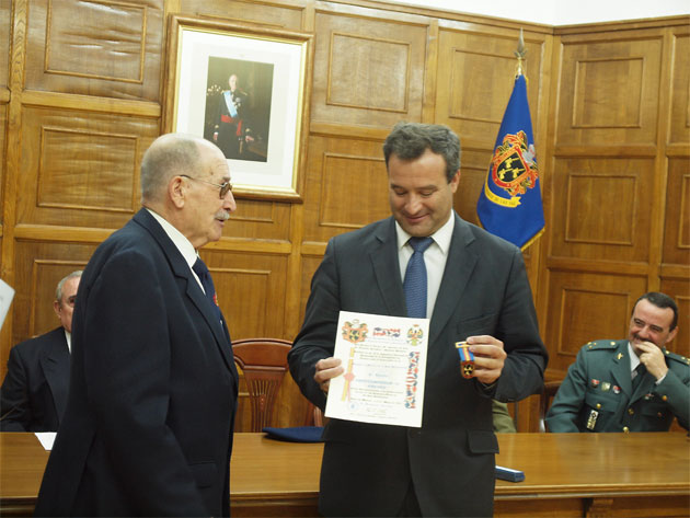 La Hermandad de Veteranos de las Fuerzas Armadas y de la Guardia Civil entrega al Ayuntamiento la Medalla al Mérito
