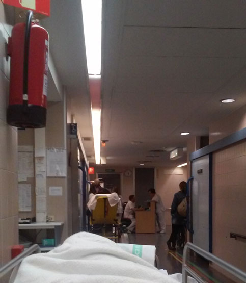 Urgencias saturadas y camillas en los pasillos del hospital de Guadalajara